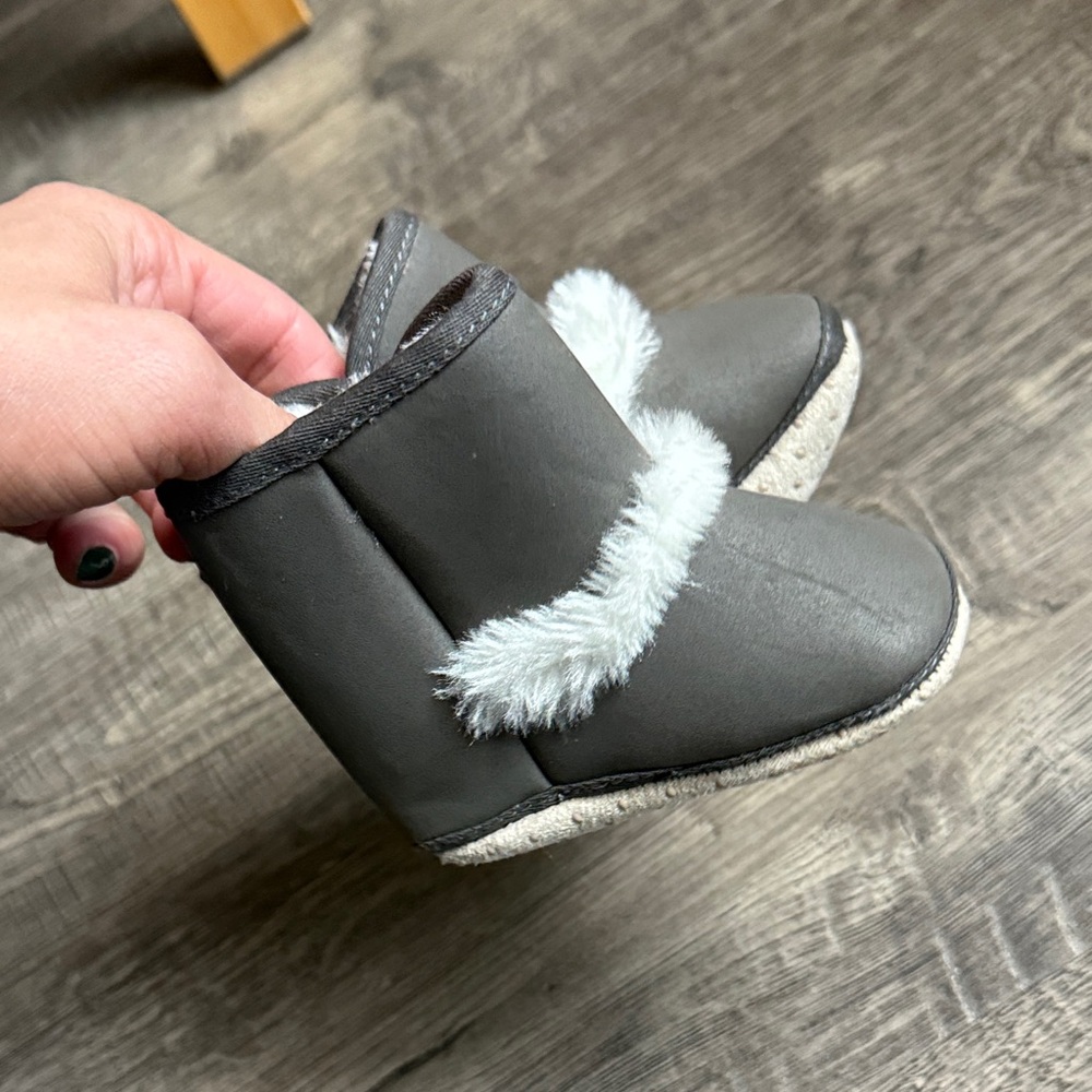Old Navy Gray Faux Fur Trim Kids Moccasin Boots